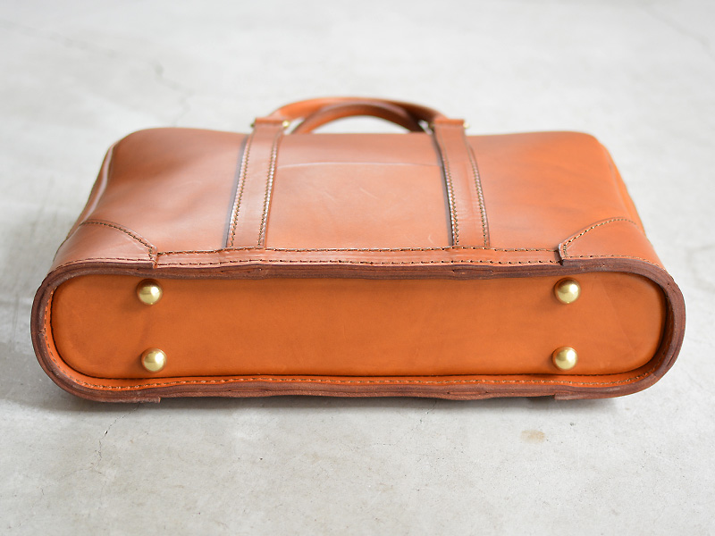 重厚感とライトさを併せたイタリア革のオーバルブリーフケース「革鞄のHERZ公式通販」