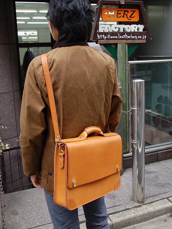 厚い革で丈夫に仕上げたシンプルな丸台おこしブリーフケース「革鞄のHERZ公式通販」