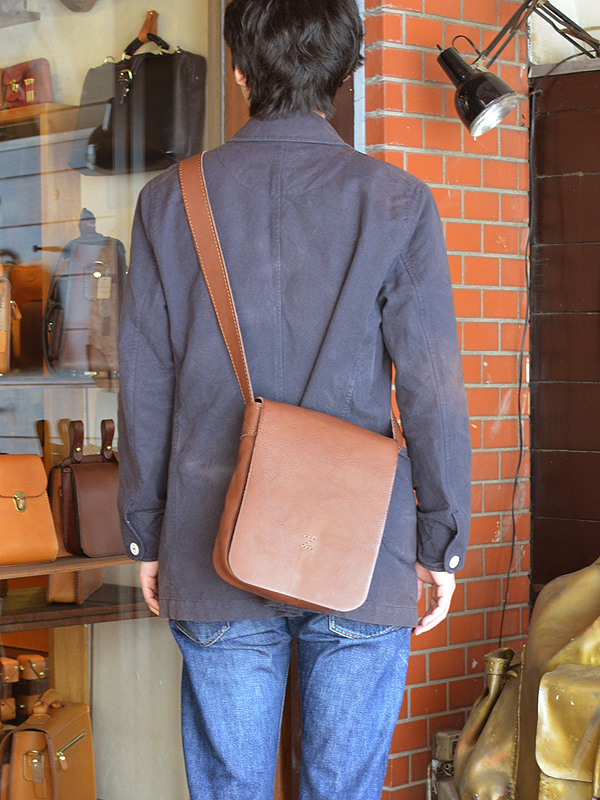 ソフトショルダーバッグ・縦型(CK-98)は昔の学生鞄風ショルダーバッグです。「HERZ(ヘルツ)公式通販」