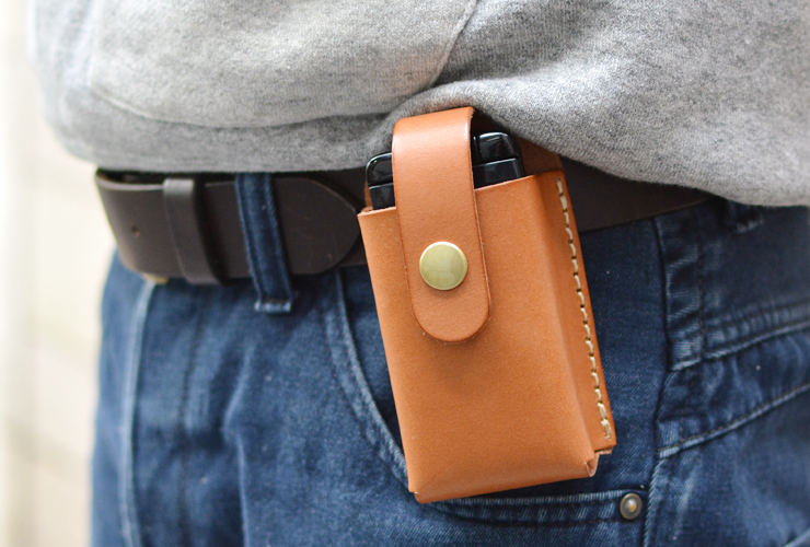 スマートに収納できる革製の縦型携帯電話ケース「革鞄のHERZ公式通販」