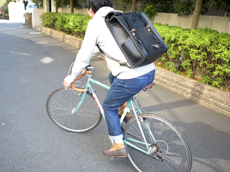 自転車で駆けよう！総革のロールトップバックパック！