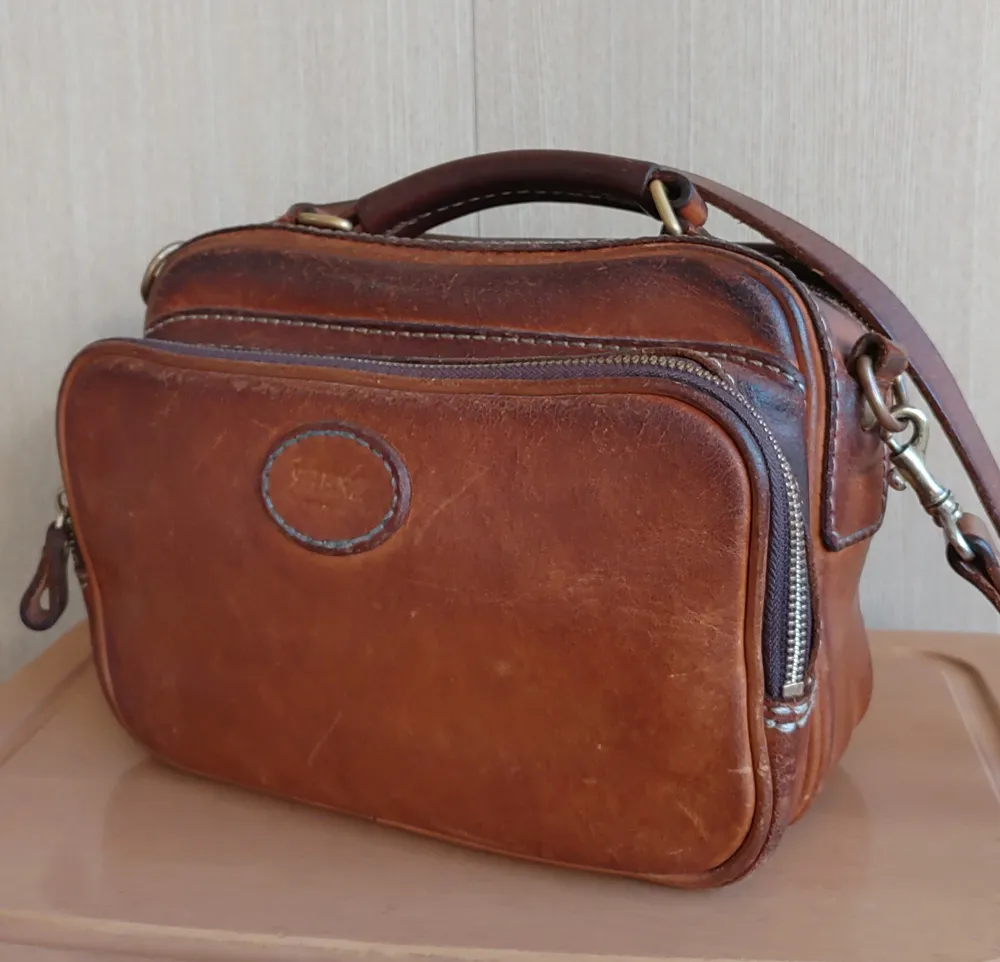 メンズ・レディース問わずで使えるファスナー式の2wayショルダー