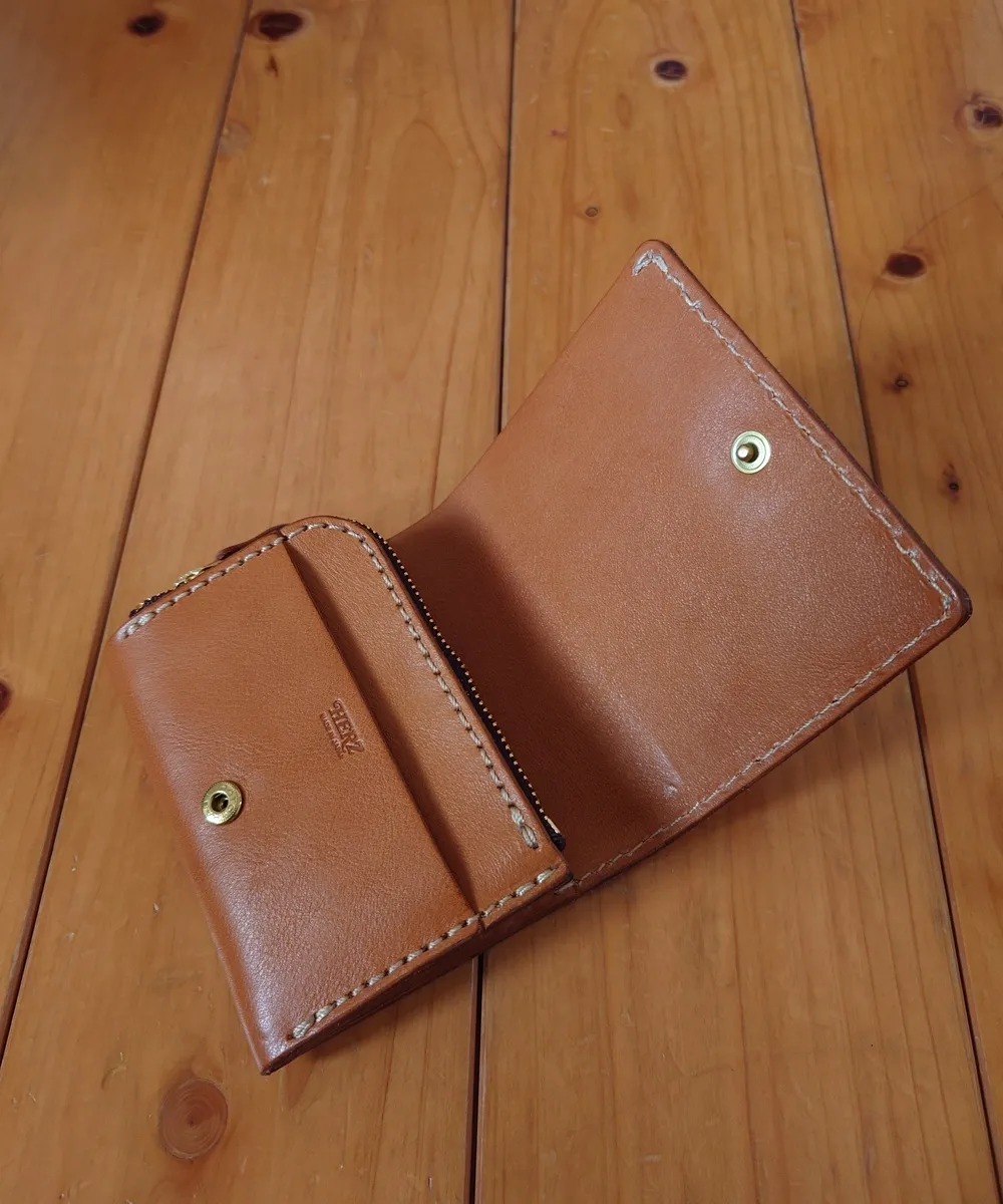 ソフトレザーを使用したコンパクトで使いやすい二つ折り財布