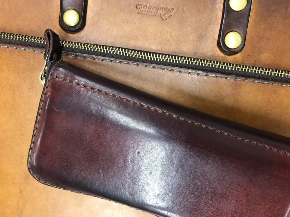5か所の収納スペースで一番人気のファスナー式の本革長財布 / 革