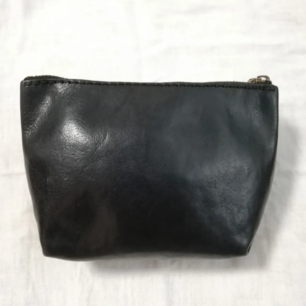 【ヘルツ】コロンポーチ/黒 バッグの中のポケットになるマチ付きファスナーレザーポーチ / 革鞄の