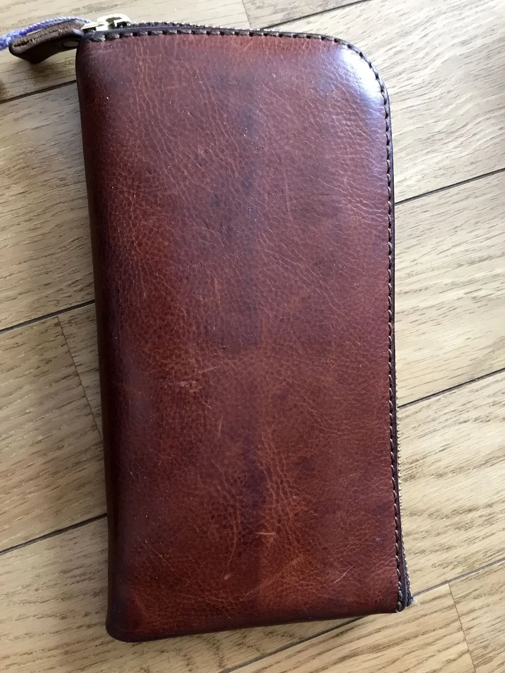 通帳が收まる薄くフラットな形のファスナー長財布 / 革鞄のHERZ