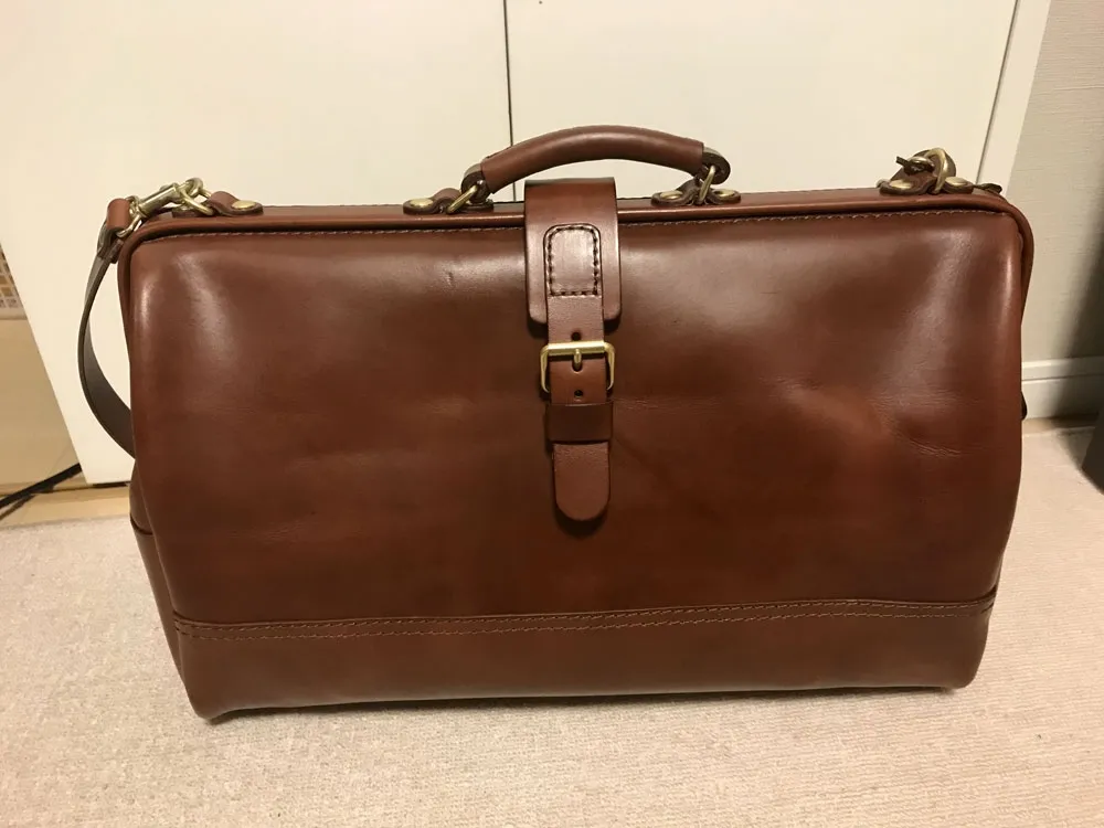 総革が映えるクラシックデザインの口枠ボストンバッグ / 革鞄の