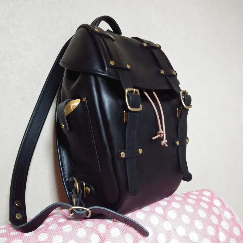 a*f様 ヘルツ HERZ リュックサック　バックパック　レザーバッグ クラシックなバックパックをイメージした半かぶせレザーリュック