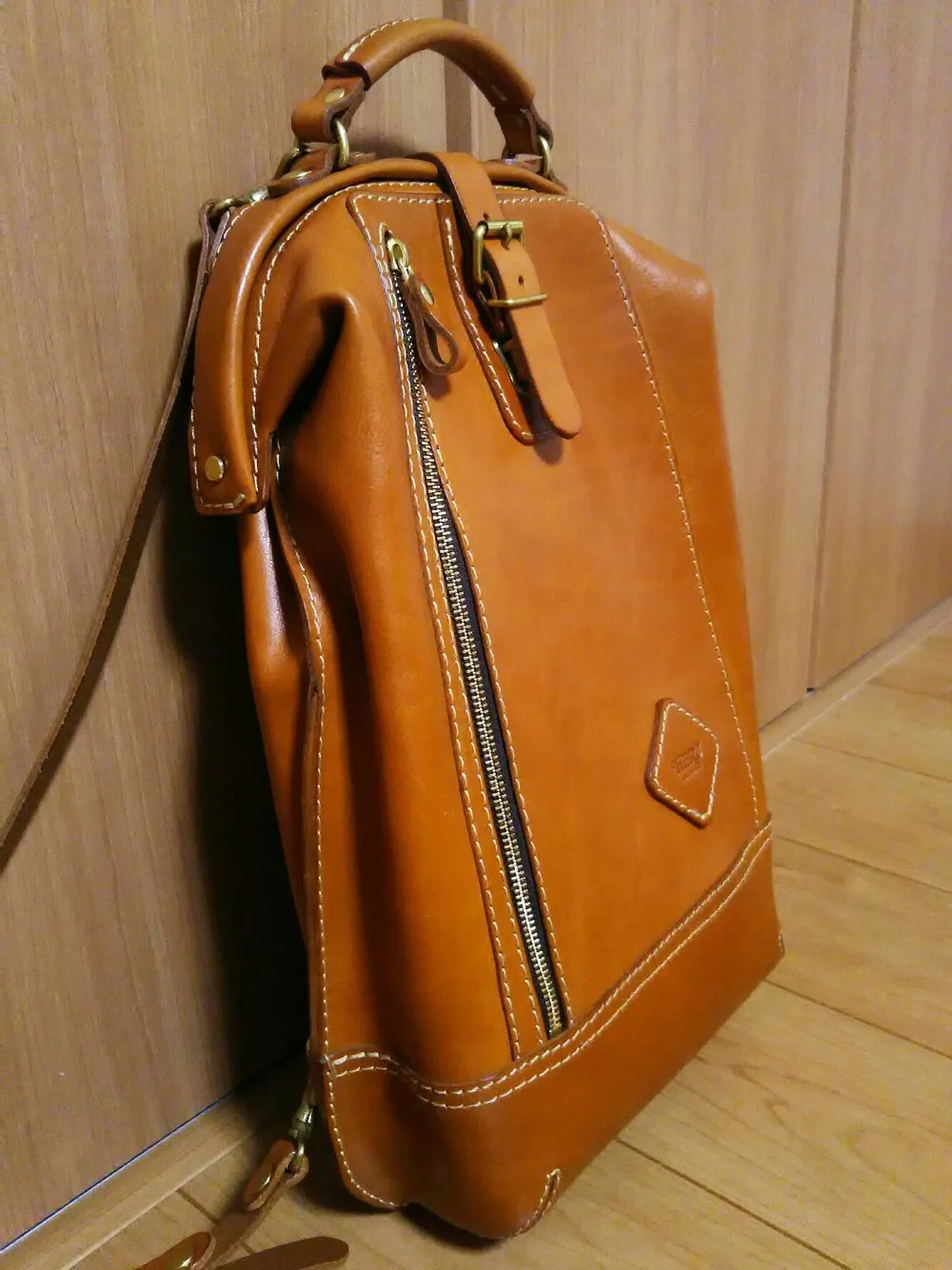 がま口をリュックに採用したスマートな口枠レザーリュック / 革