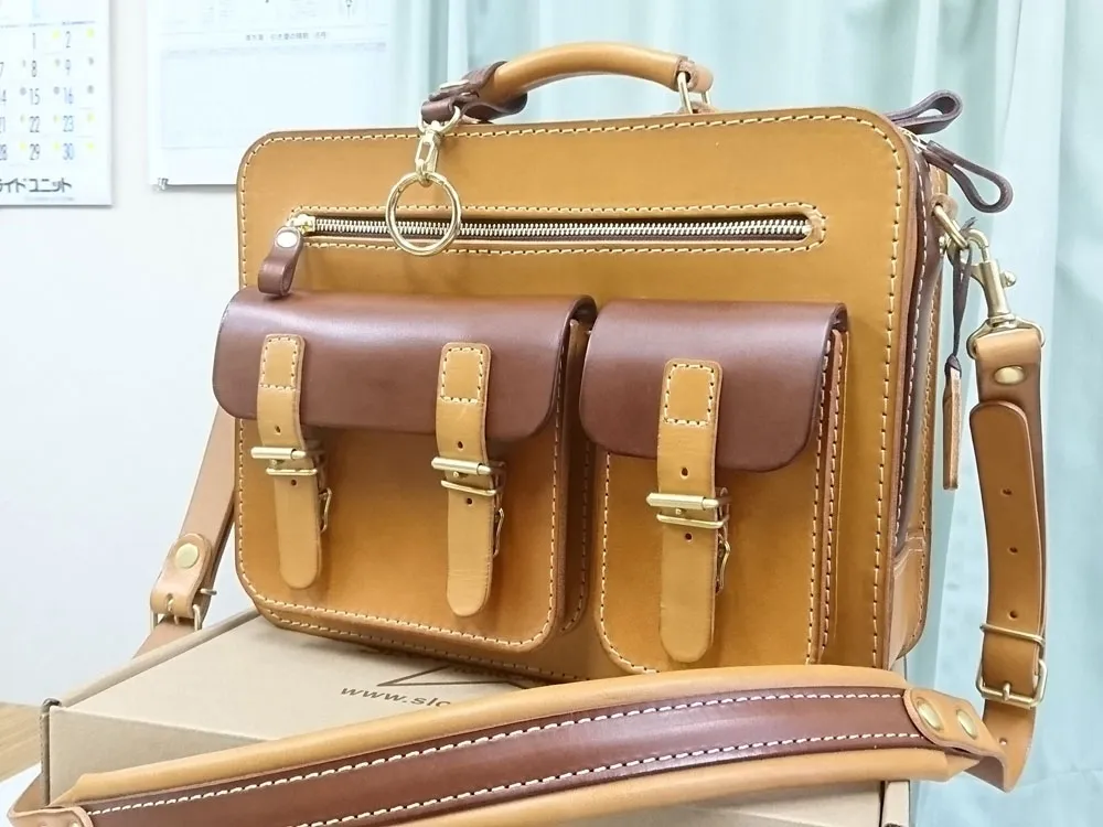 ポケットを顔にした遊び心満載の箱型鞄2wayビジネスバッグ / 革