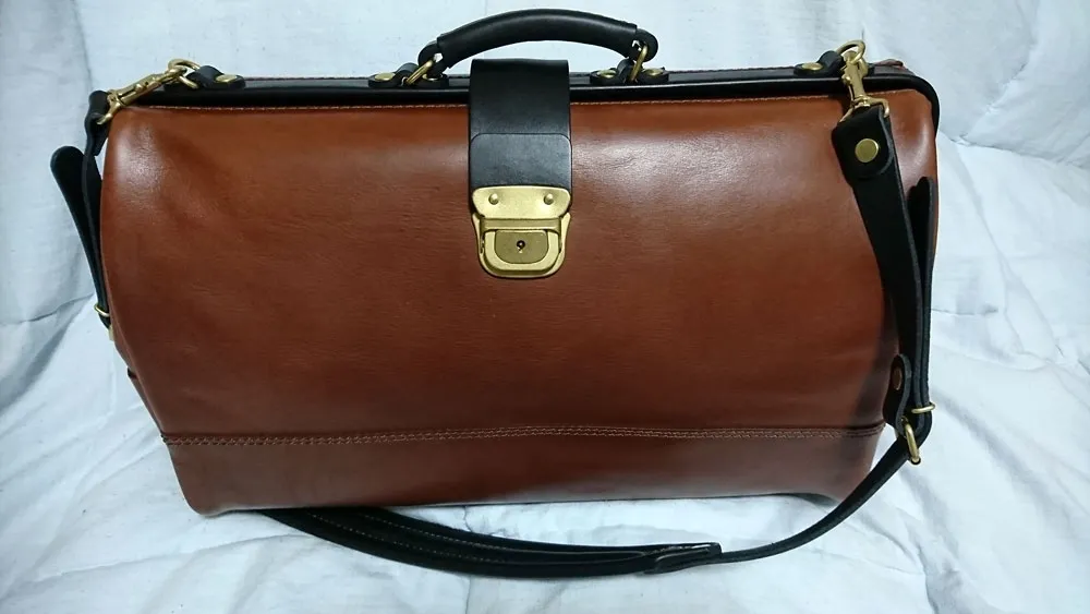 総革が映えるクラシックデザインの口枠ボストンバッグ / 革鞄の