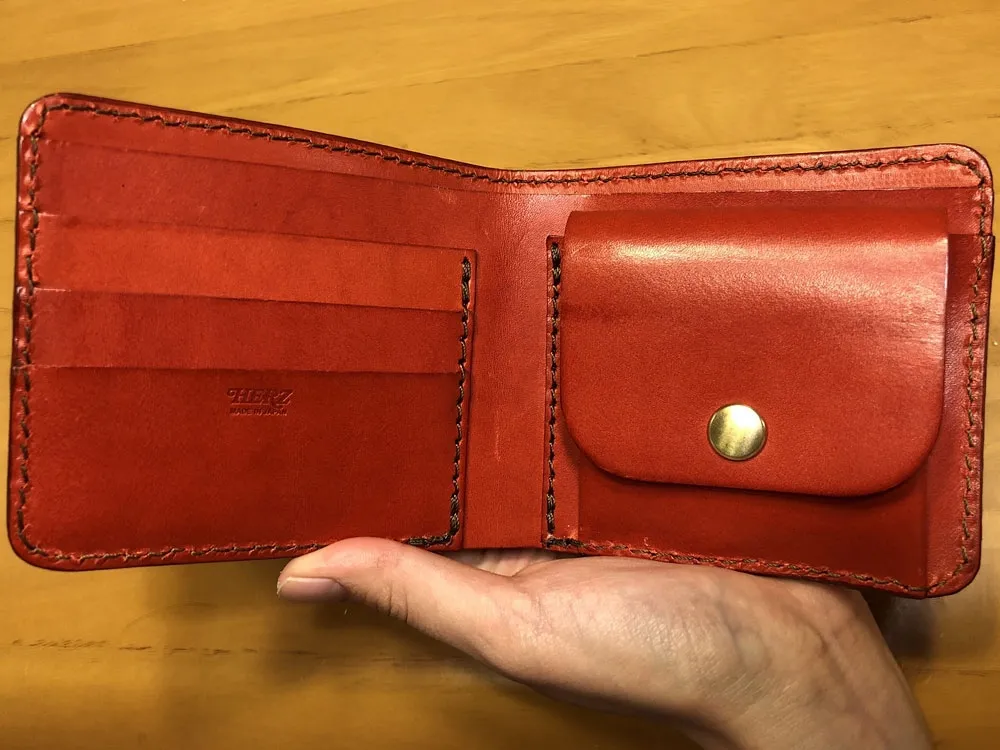 ずっと作り続けているスタンダードデザインの二つ折り財布 / 革