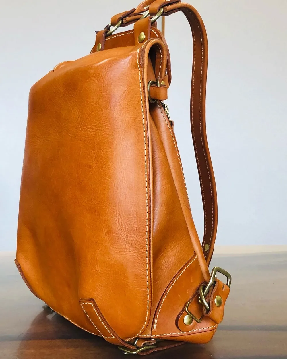 革を贅沢に使った立体フォルムの総かぶせリュックサック / 革鞄