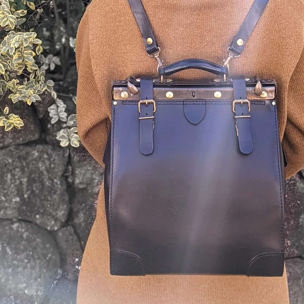 パンタフレームで作ったクラシックなロボットリュック / 革鞄の