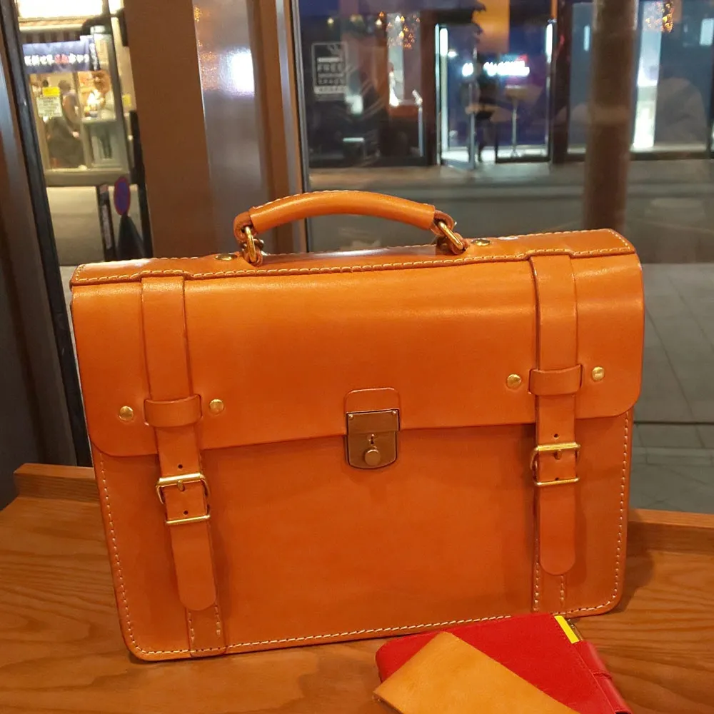 安心の3点留めで書類を運ぶ本革の2wayブリーフケース / 革鞄の