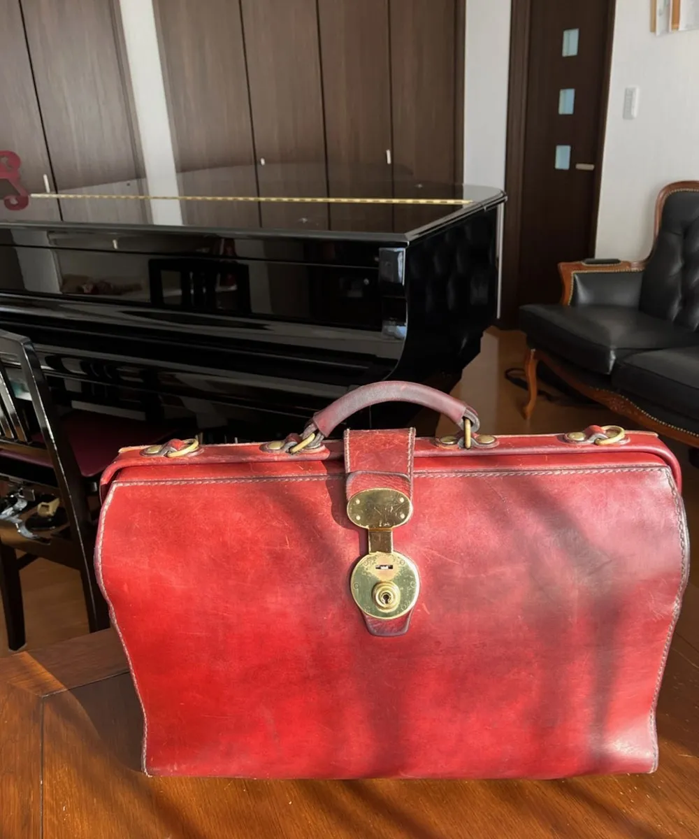 一部屋で大きな収納力を確保したワイドマチの箱型ダレスバッグ