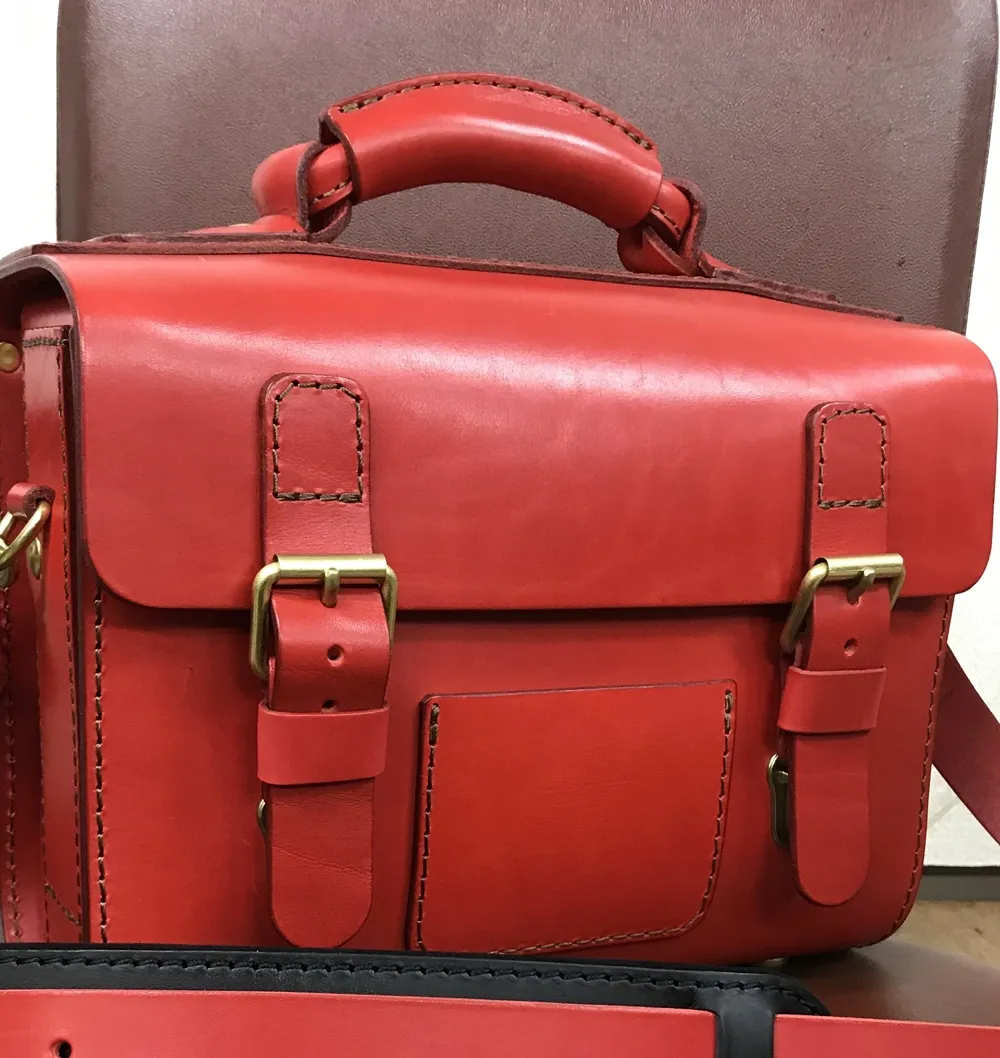 最終値下げ　ヘルツ　ブリーフケース　レッド　男女兼用　ショルダーバッグ　HERZ ハードユースに耐える樽型の本革2wayショルダーバッグ / 革鞄の