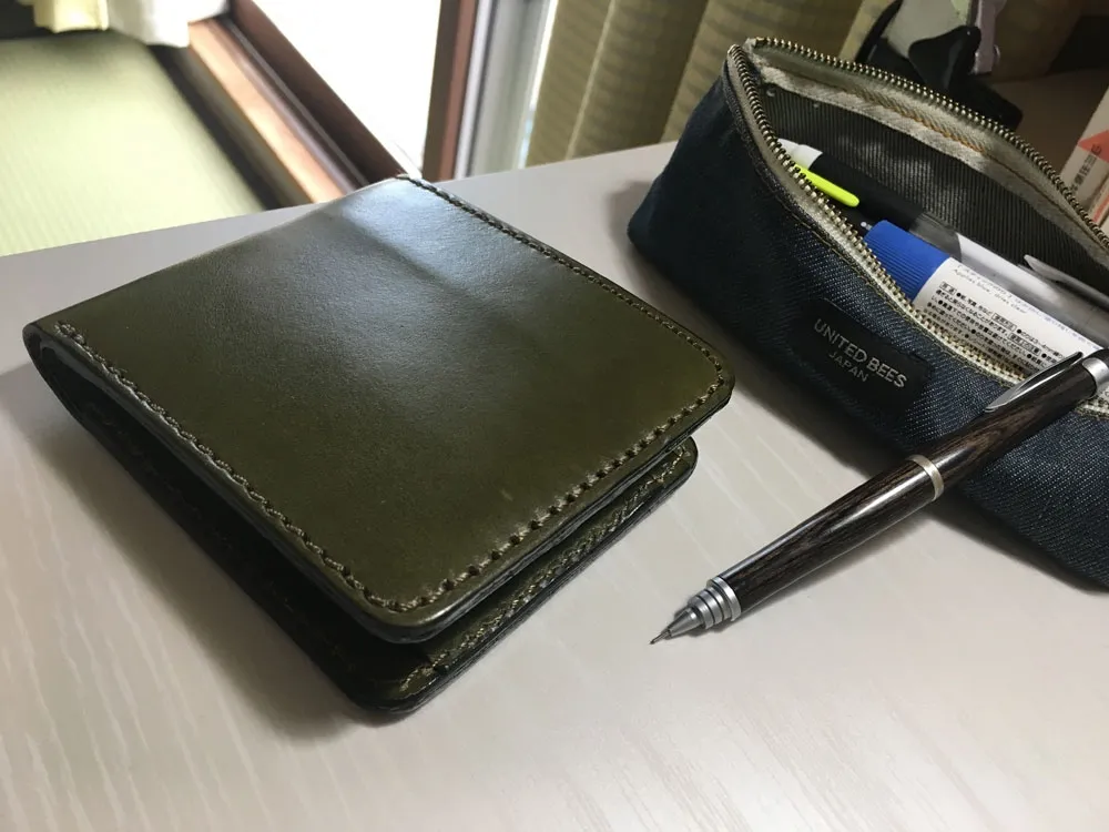 長く愛用できるBOX型小銭入れの二つ折り財布 / 革鞄のHERZ