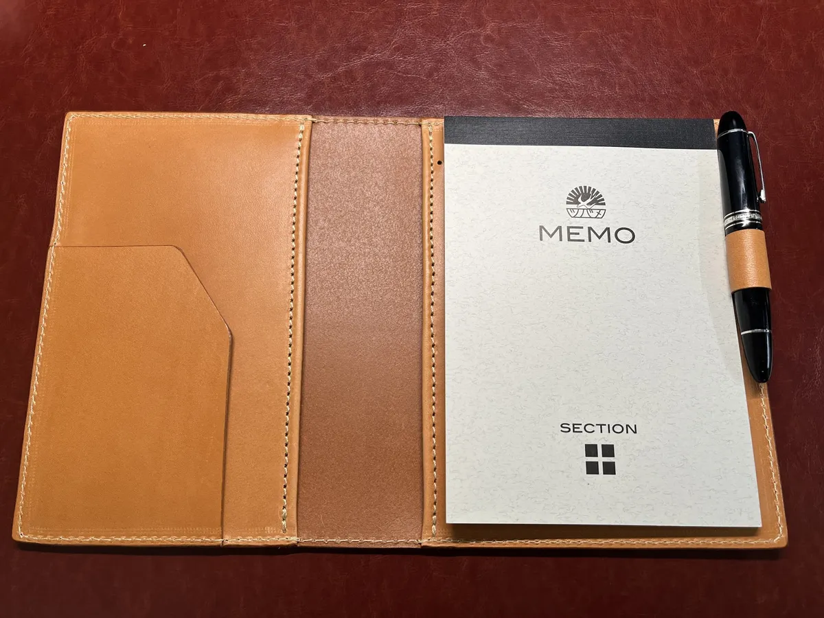 レポート用紙も一緒に仕舞える革のノートパッドホルダー / 革鞄