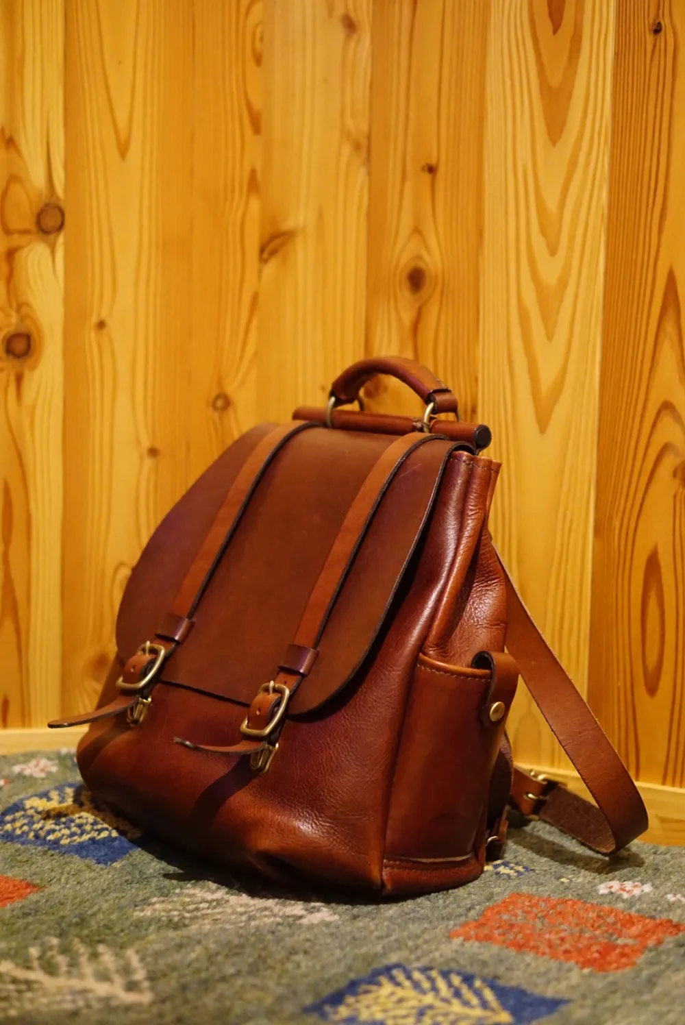 棒屋根クラシックリュック 近頃気になる、お勧めのリュックをご紹介！～R-153～｜革鞄・革