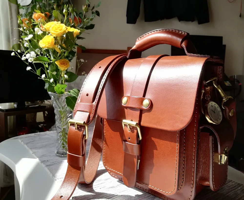 【極美品】HERZ　5ポケット 2way ショルダーバッグ　A−13 Lサイズ ロングセラーの多機能2wayショルダーバッグを現代版にアレンジ