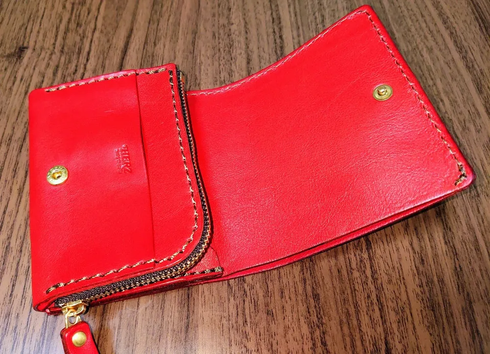 ソフトレザーを使用したコンパクトで使いやすい二つ折り財布