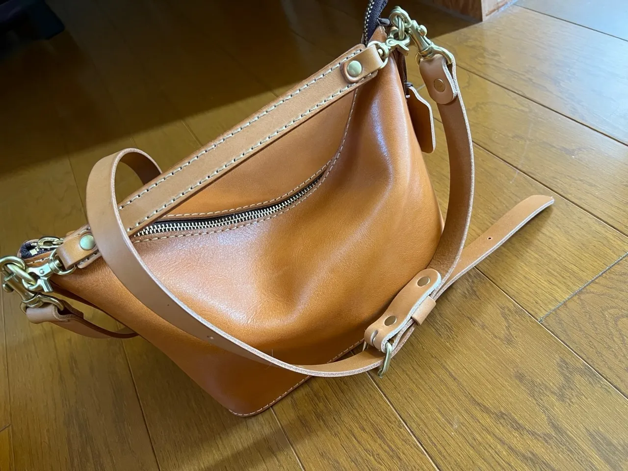 ヘルツ　2wayハンドバッグ　キャメル 休日使いに最適なシンプルなソフト革2wayレディースバッグ / 革