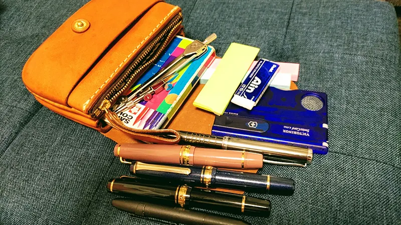 ヘルツ 普段使いのトラベルウォレット 二つ折り財布 丸いフォルムと遊び心溢れるデザインが愛らしい二つ折り財布