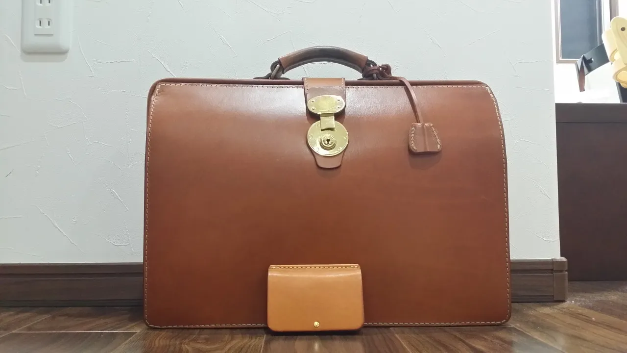 一部屋で大きな収納力を確保したワイドマチの箱型ダレスバッグ