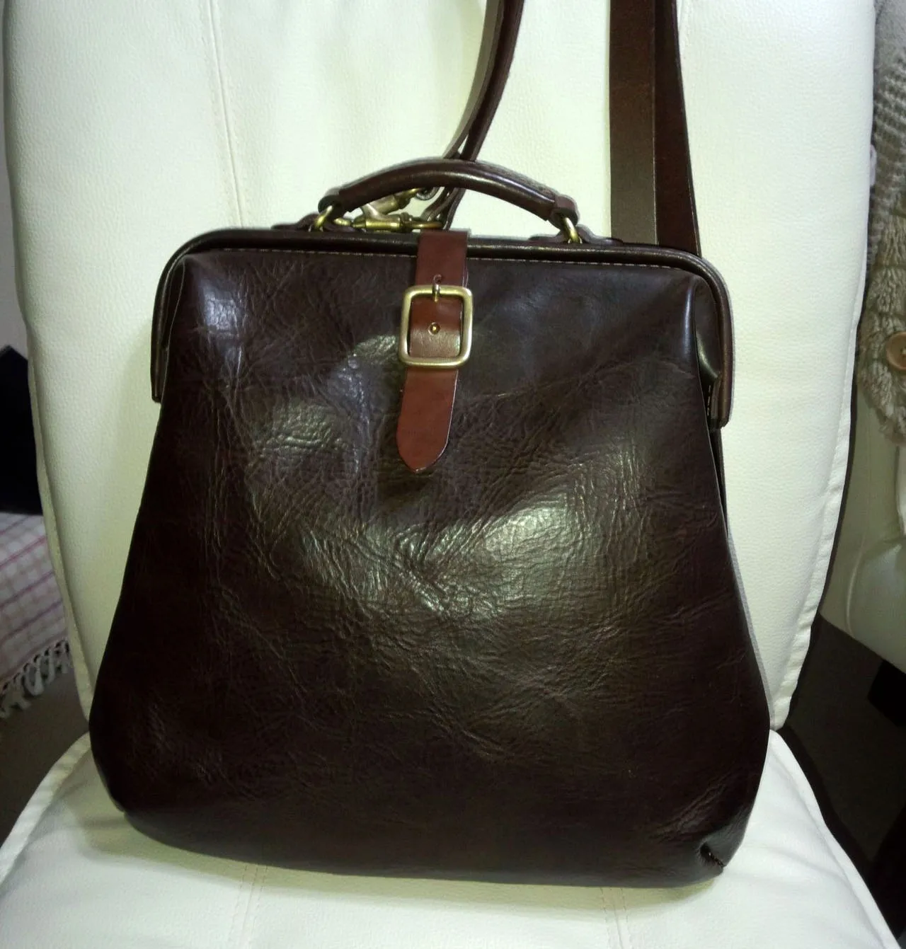 レトロで使いやすいガマ口仕上げの口枠レザーリュック / 革鞄の