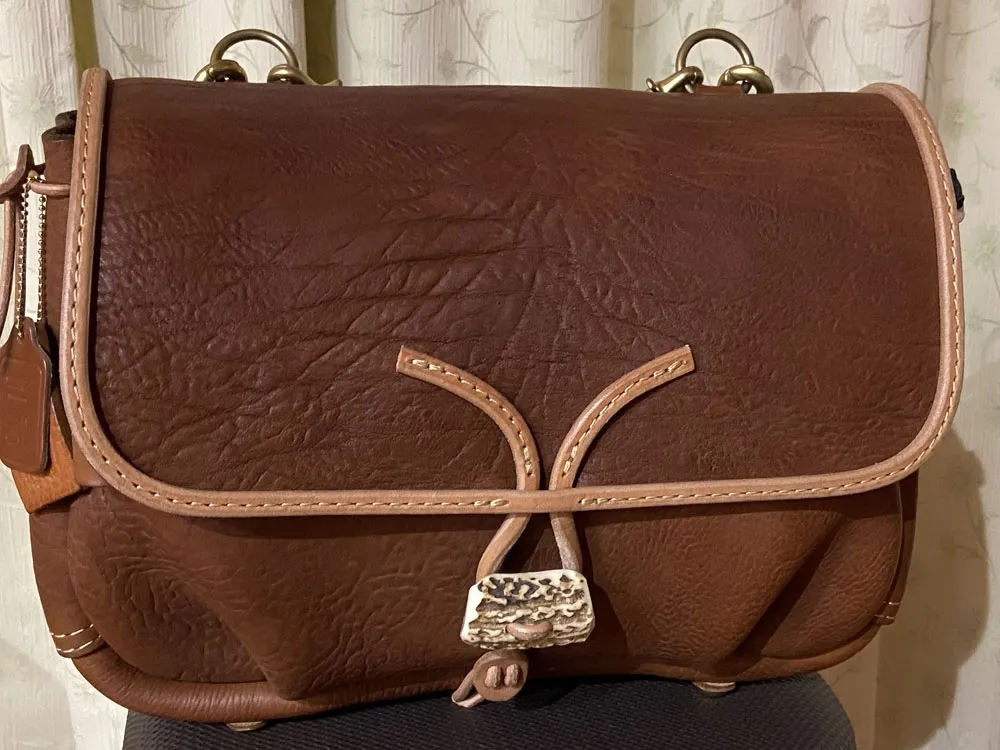 豪快な革鞄を思わせるワイルドメッセンジャーバッグ / 革鞄の