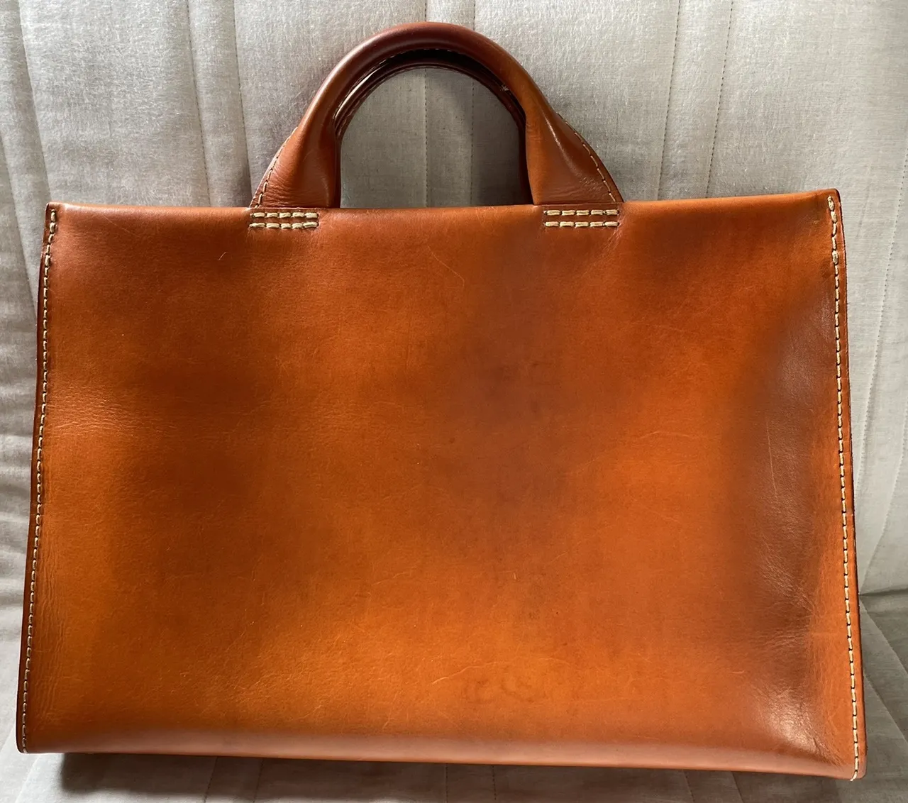 あおりポケットと一枚革仕上げで作った二本手ビジネスバッグ