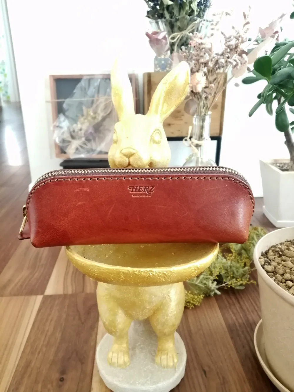 ペンも沢山仕舞えて形も可愛い一番人気の三角型革ペンケース