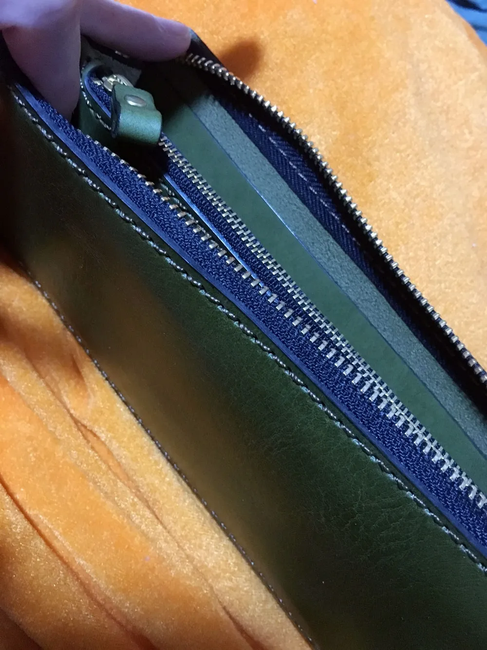 5か所の収納スペースで一番人気のファスナー式の本革長財布 / 革