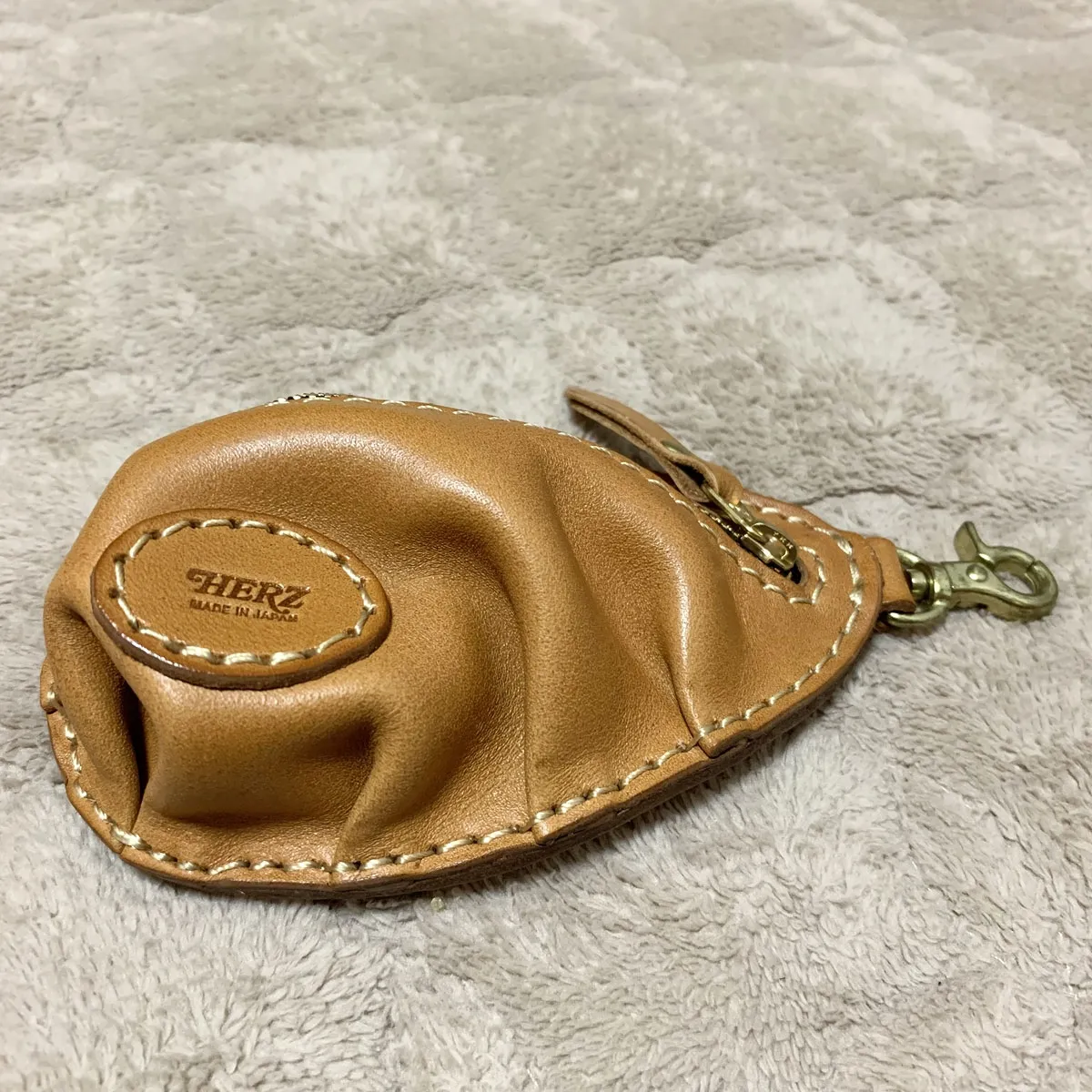 ギャザーを寄せた立体フォルムの餃子型小銭入れ / 革鞄のHERZ(ヘルツ