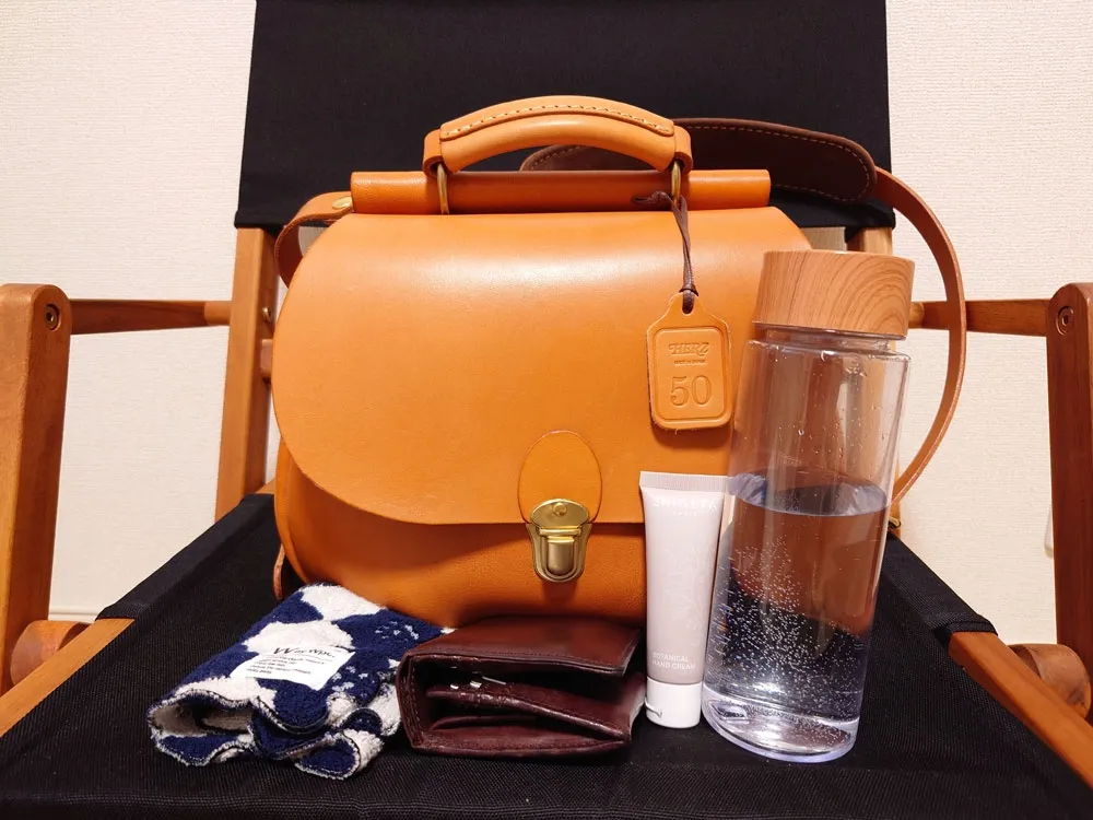 休日のお出かけに最適な棒屋根の本革レディースミニリュック