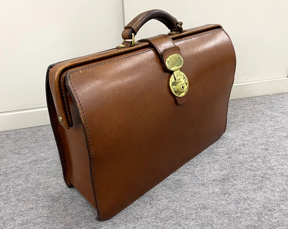 一部屋で大きな収納力を確保したワイドマチの箱型ダレスバッグ