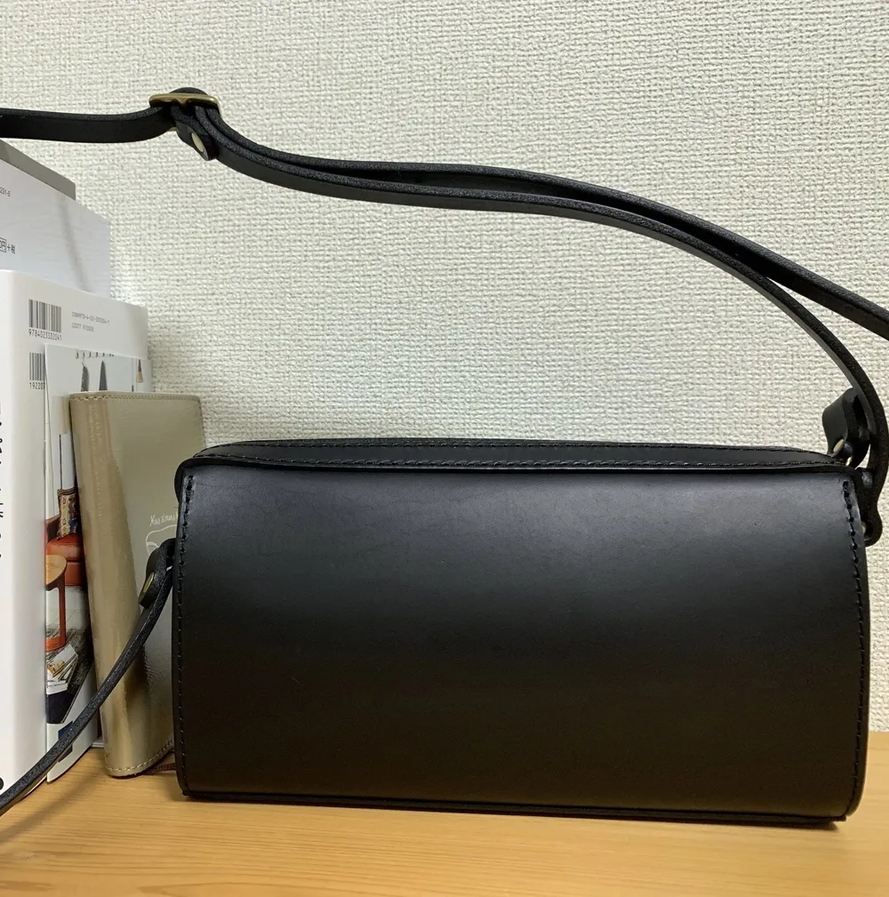 シンプルデザインのファスナーショルダーバッグ / 革鞄のHERZ