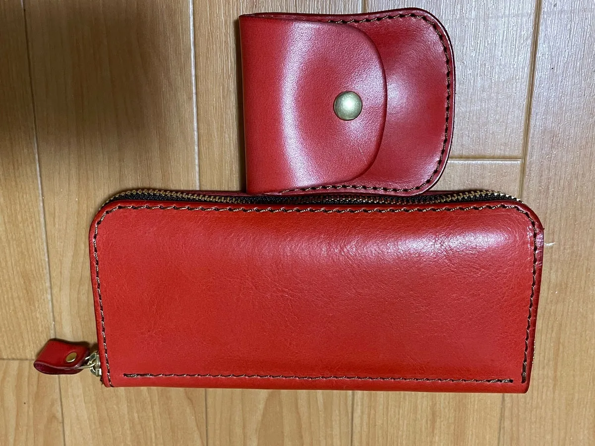 5か所の収納スペースで一番人気のファスナー式の本革長財布 / 革