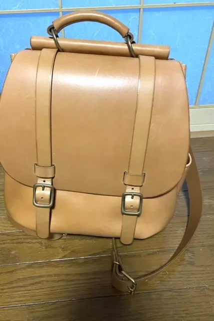 A4サイズも入る棒屋根クラシックなレザーリュック / 革鞄のHERZ