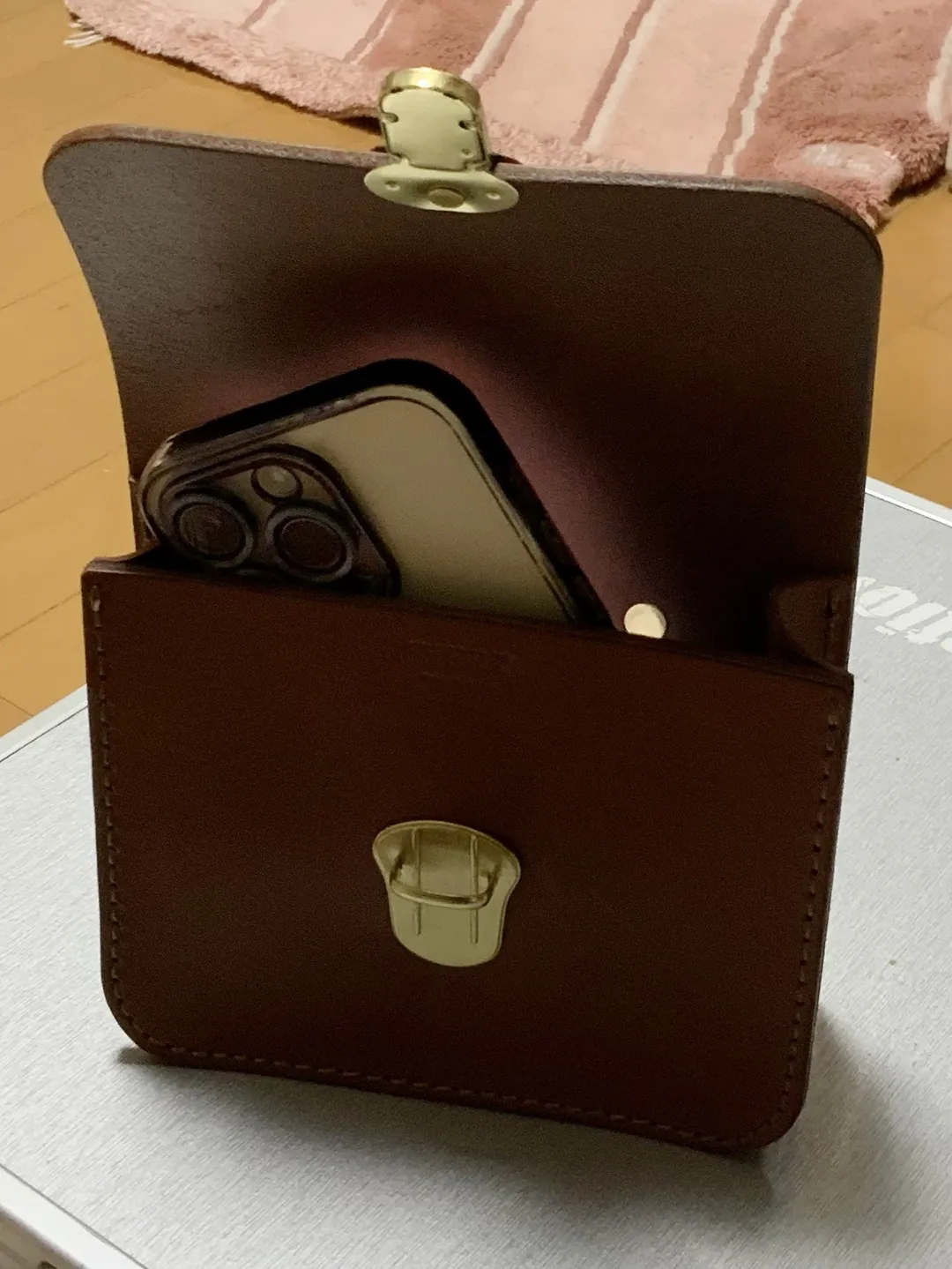 創業初期から作り続けている厚革のシンプルベルトポーチ / 革鞄