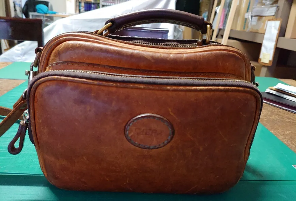 メンズ・レディース問わずで使えるファスナー式の2wayショルダー