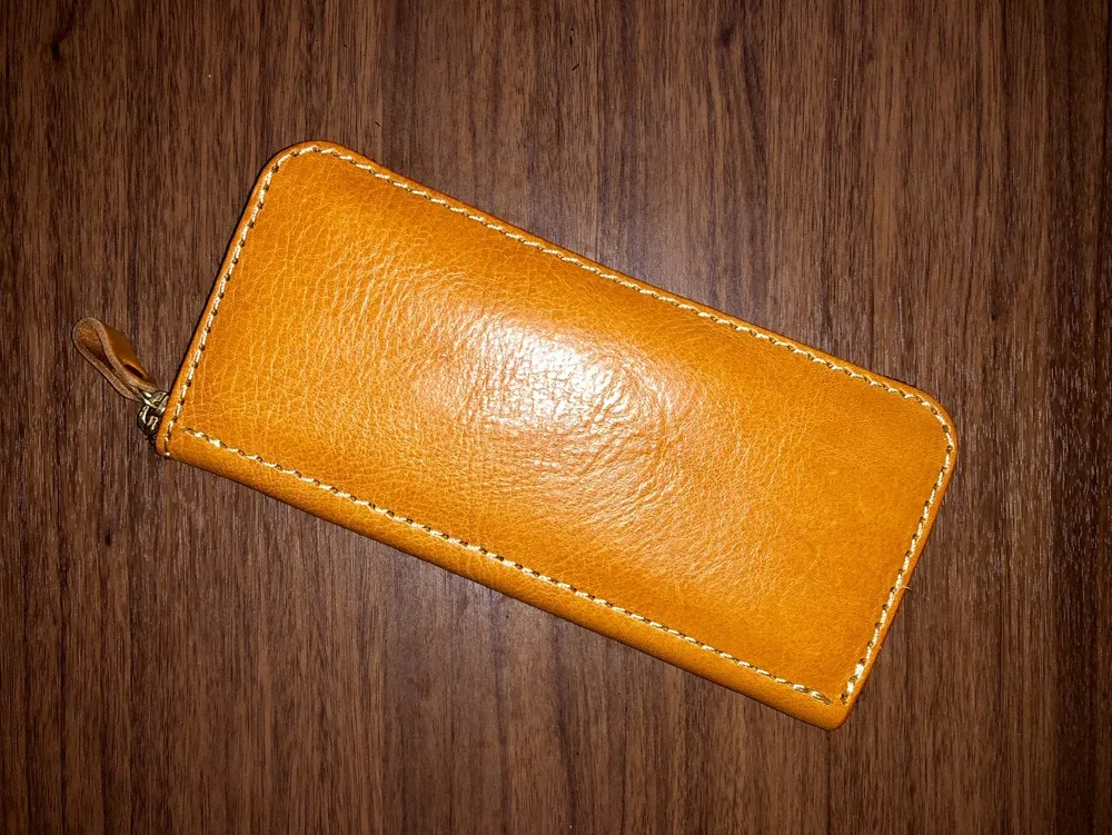 5か所の収納スペースで一番人気のファスナー式の本革長財布 / 革