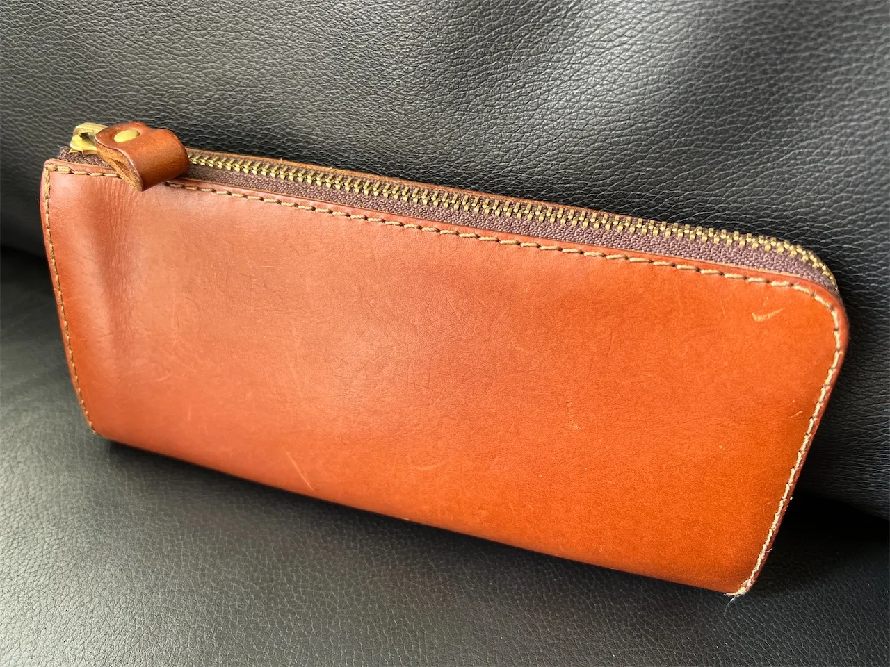 ダコタレザーの滑らかな手触りを楽しめるL字ダブルファスナー長