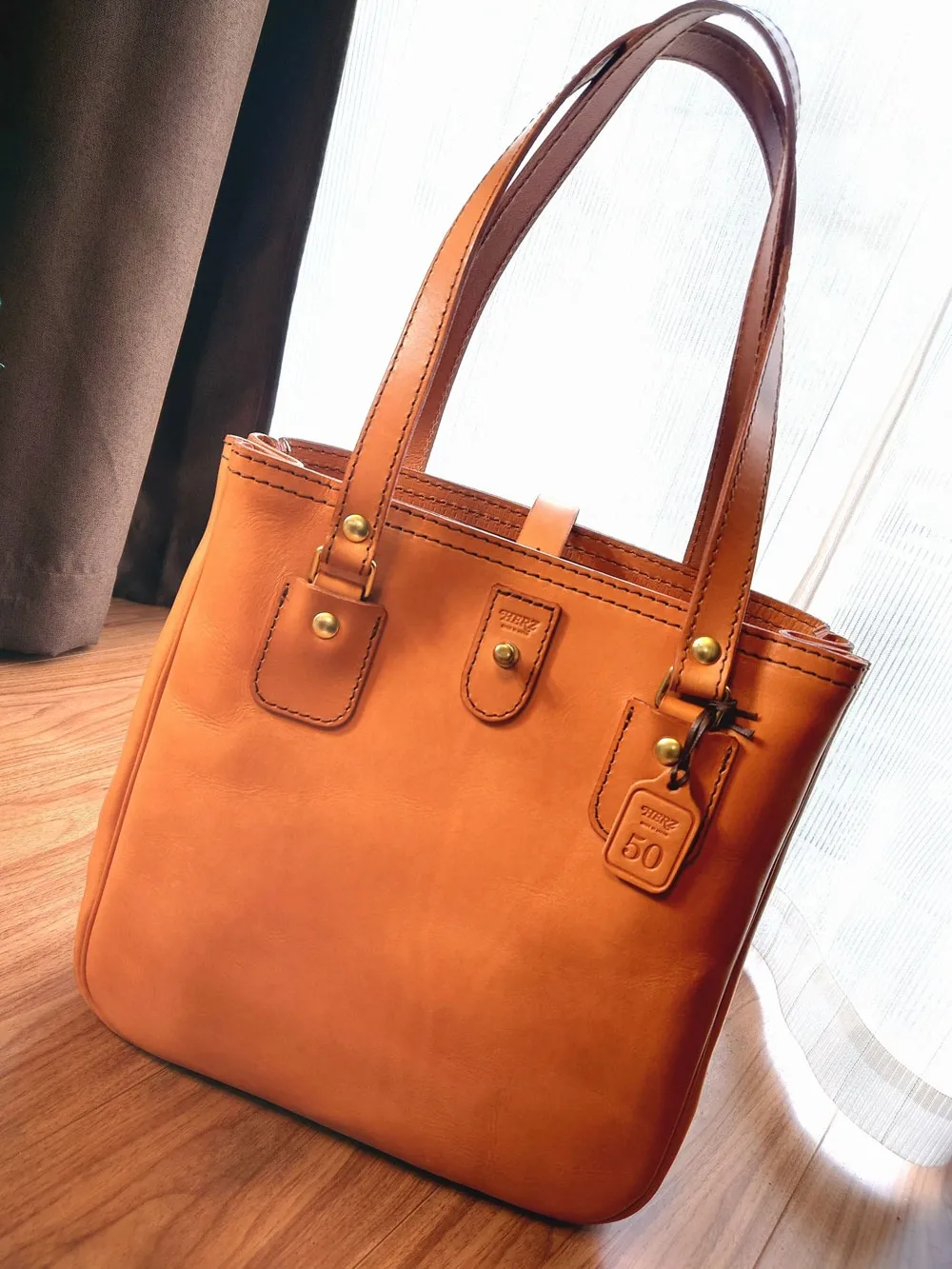 ざっくり荷物が入って使いやすい肩掛けのレザートートバッグ