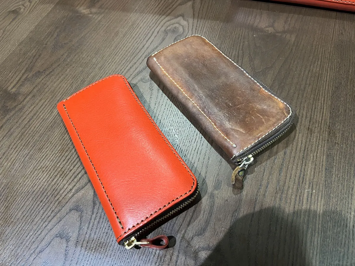 5か所の収納スペースで一番人気のファスナー式の本革長財布 / 革