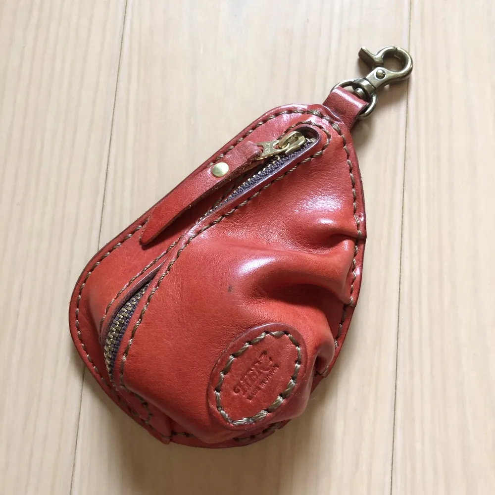 ギャザーを寄せた立体フォルムの餃子型小銭入れ / 革鞄のHERZ(ヘルツ