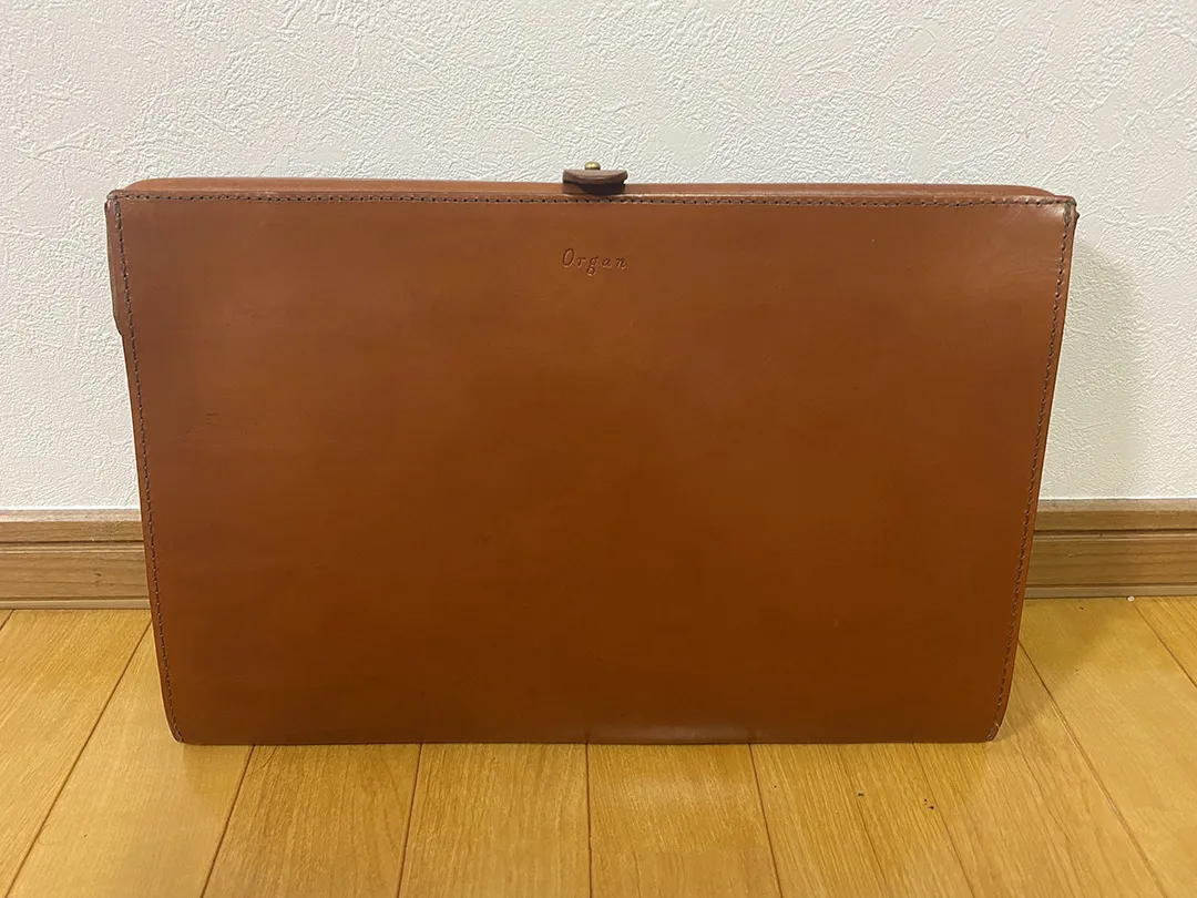 ビジネスでも使えるハードレザーのガマ口・クラッチバッグ / 革