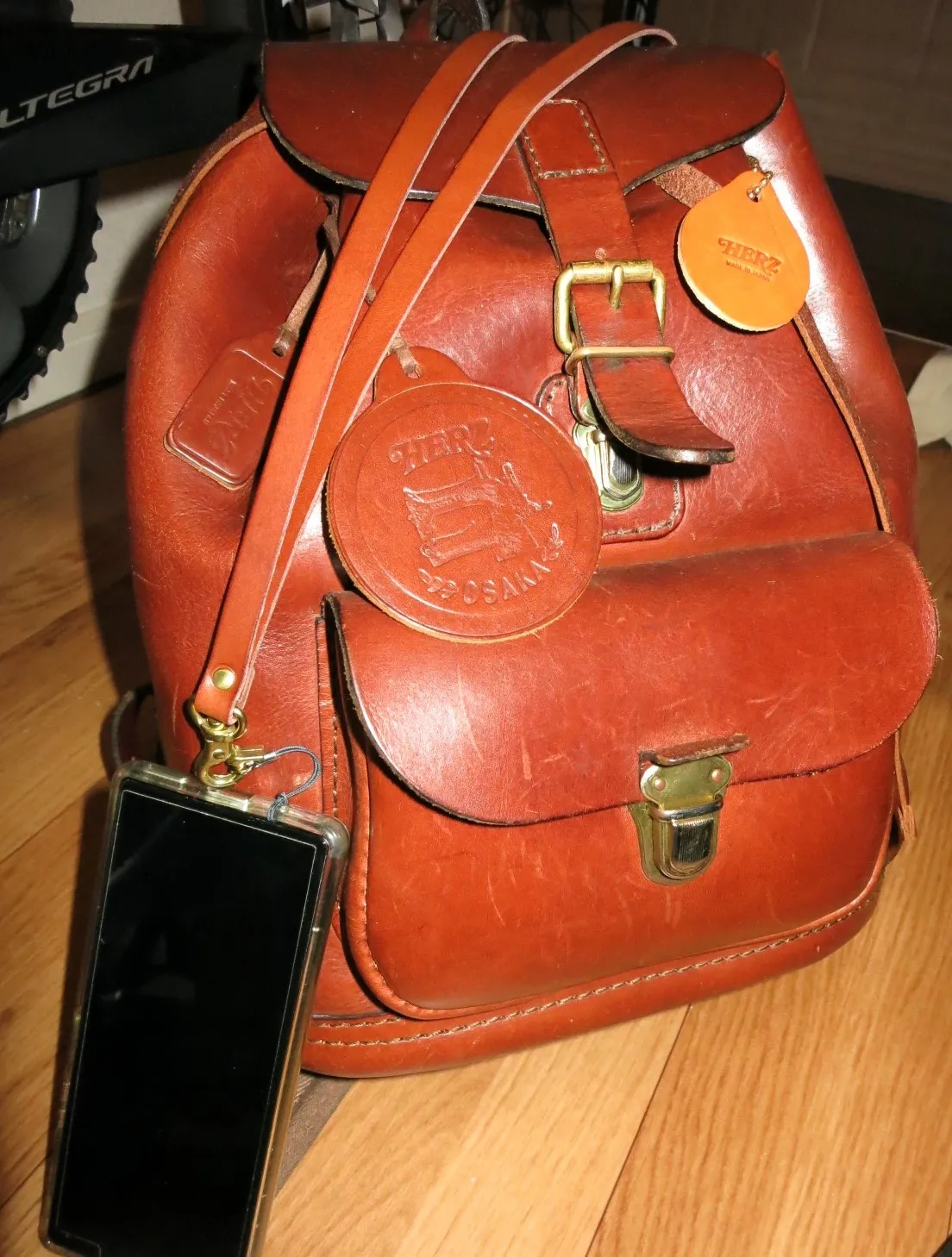 H*　　　　　　　　　　　　　　　　　　　　　　　HERZ ヘルツ スーツスタイルにも映える一枚革仕上げのIDストラップ / 革鞄の