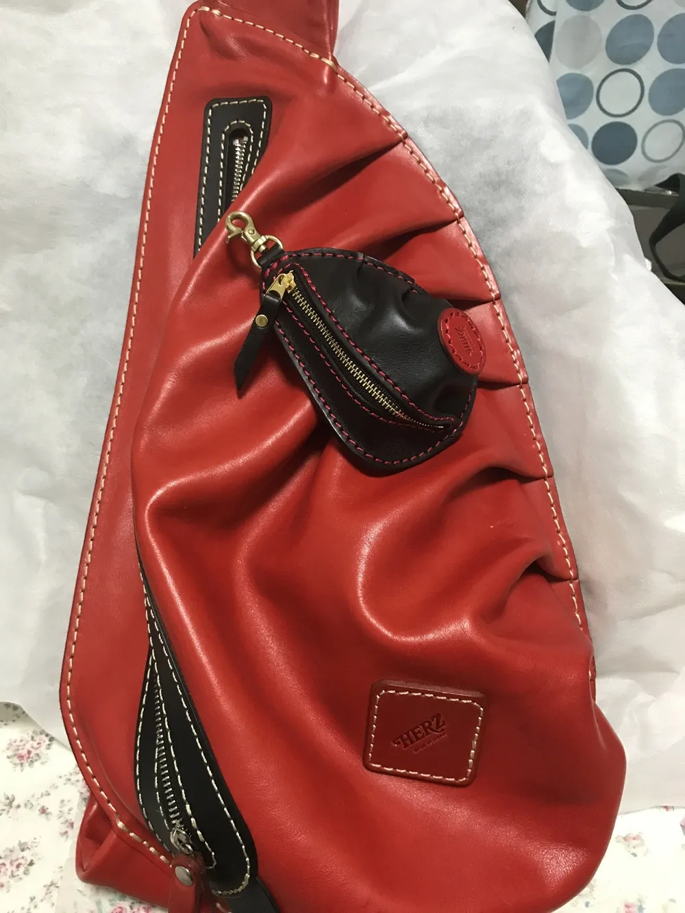 ギャザーを寄せた立体フォルムの餃子型小銭入れ / 革鞄のHERZ